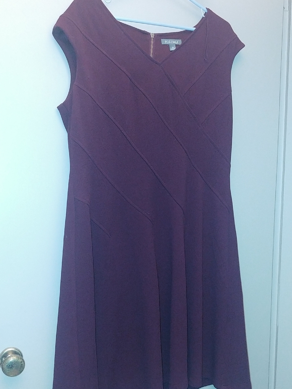 Roz And Ali Sleeveless Midi Dress in Deep Plum Size 16